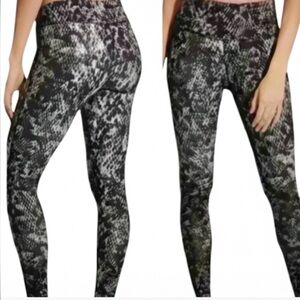 Athleta "Chaturanga" Women's Tights Cobra Black/ Gray Full Length Small EUC!